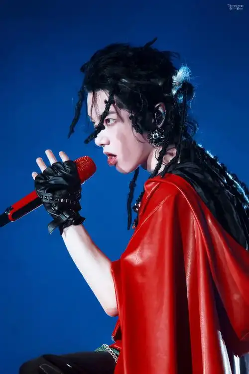 华晨宇的发际线#问就是华晨宇背头太好看了,又帅又可爱