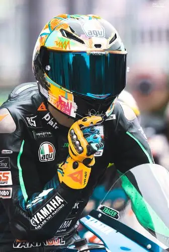 王一博戴鸭舌帽和墨镜,身着机车服,造型又酷又帅