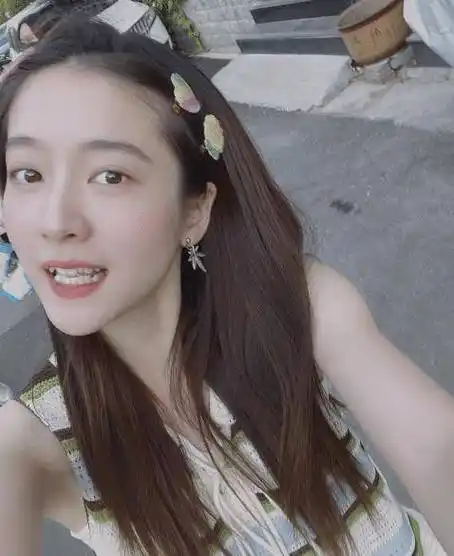 原创张雪迎晒6岁旧照穿牛仔流苏裙十分洋气从小就瘦得像竹竿