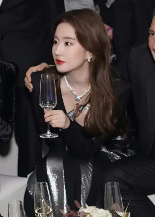 品牌晚宴大合照,刘亦菲端酒杯优雅,佟丽娅珠光宝气,文淇很乖巧|素颜