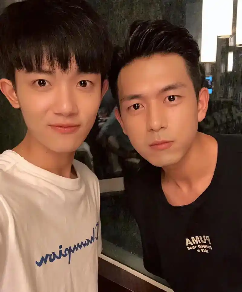 李现 #亲爱的热爱的 一些合照 - 抖音