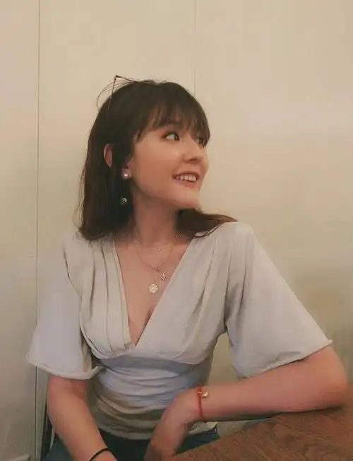 热依扎不畏流言小吊带秀丰满身材不得不说低胸装确实很美