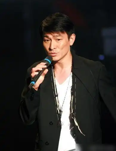 还是主题,他都非常的用心,刘德华现在的成就非常的高,虽然他唱歌不是