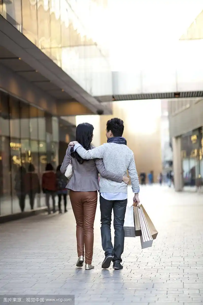 年轻情侣逛街购物