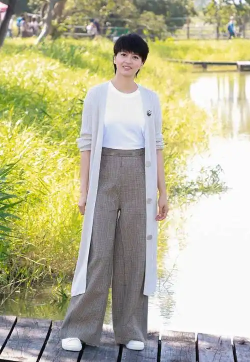 梁咏琪的176cm身高不是白给的,穿阔腿裤都看得出腿长,太有范儿_气质