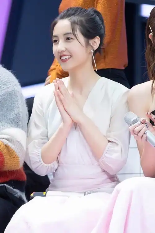 宠爱北京跨进2020首映礼张子枫慕斯粉系抹胸礼裙尽展柔美