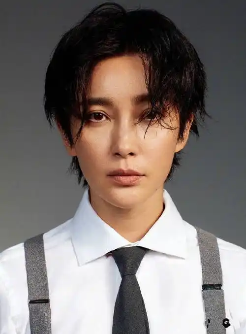 李冰冰短发新造型 46岁身材依旧如少年好厉害