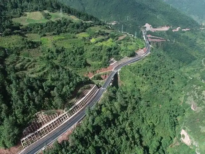 省道s316线怒江州六库至兰坪公路青吾甸至古盐都隧道试验段试通车