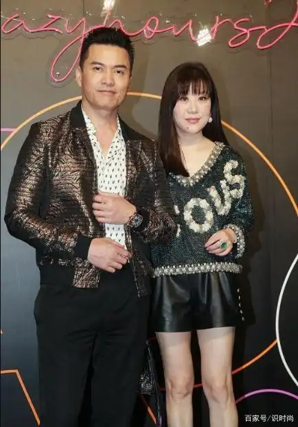 吕良伟携妻子现身活动,妻子化着淡妆身材一般,但打扮得像少女