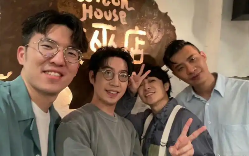 【歌词字幕】吴青峰翻唱陈粒 空空> 怎么好像有一阵风在赶来的途中说