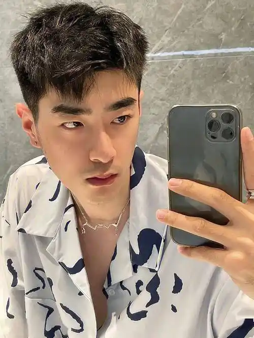 男生的短三七分发型打理教程