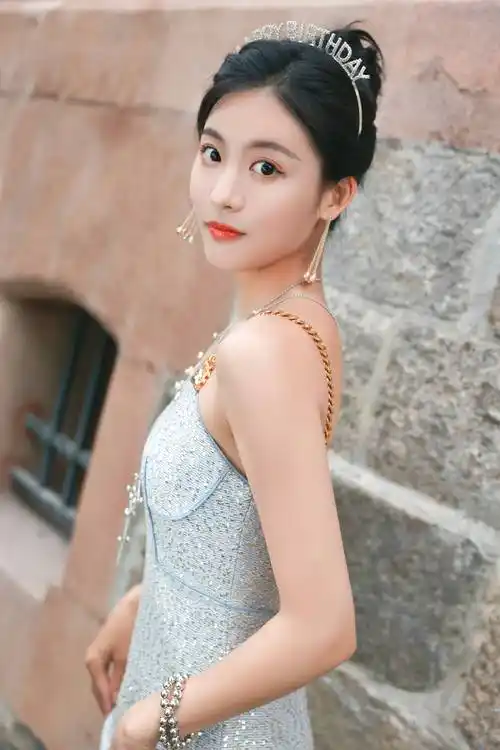 孙芮身着st. john 2023早秋蓝色亮片链条吊带连衣裙_剪裁_律动_身体