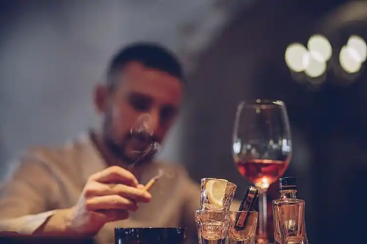 客户喝酒抽烟的心理活动和性格特征分析