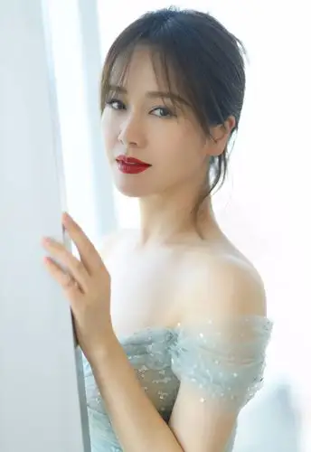 左小青眼眸低垂柔情似水!穿蓝色纱裙优雅有仙气