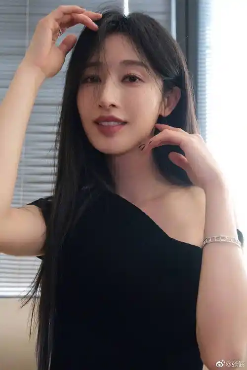 张俪写真身穿黑色抹胸高开叉长裙,大秀白皙的左肩,美得让人心动-爱