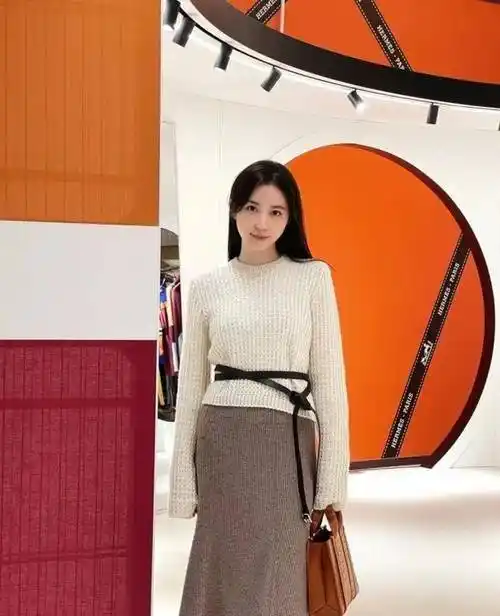 潘玮柏妻子宣云晒美照,"漫画腿"超显气质,小腹微凸似又有好事_生活