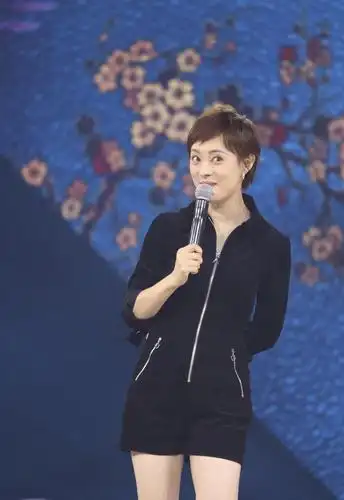 孙俪晒最新照片,称终于学会自拍,t恤配牛仔清爽又减龄