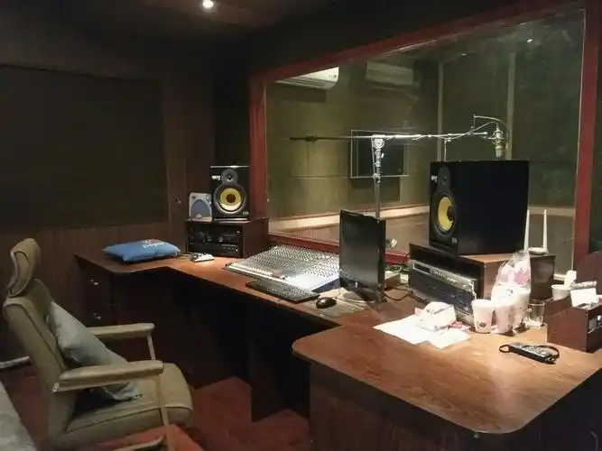 电影小镇的录音棚,有许多配音和主题曲都在此完成.