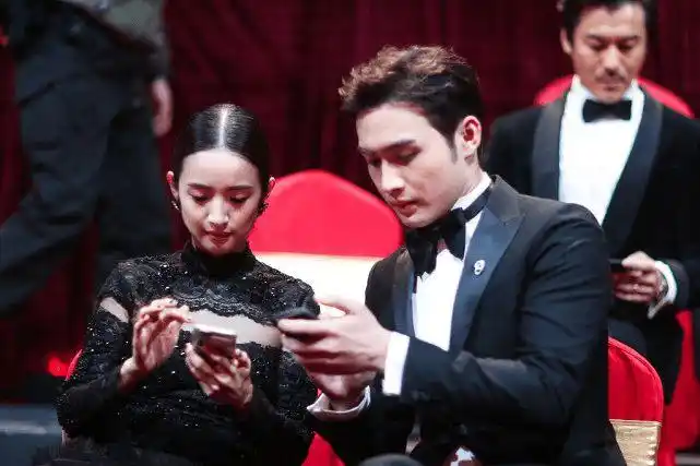 林依晨还是那么甜和张彬彬像同龄人一样就是穿衣风格变成熟了