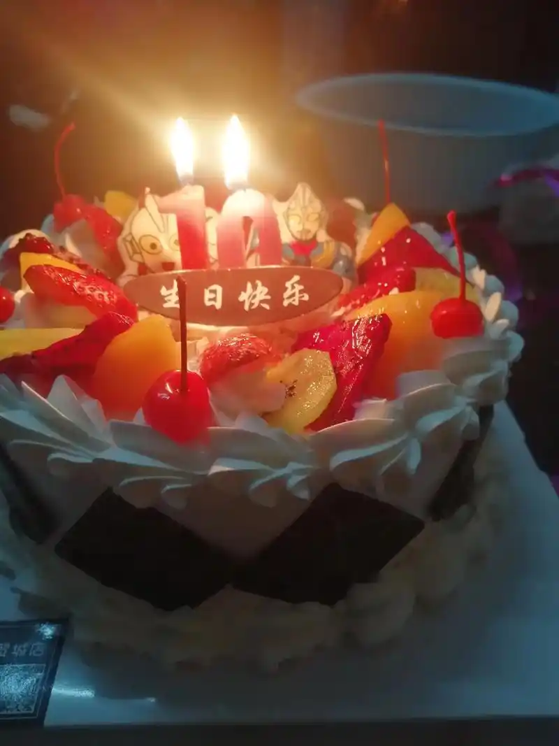 这是我儿子十岁的生日,也是最难忘的一个生日,是她一个人过的生 - 抖