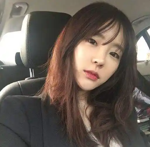 我身边就有,她虽然是单眼皮,但是颜值却很高,就是她让我知道,原来影响