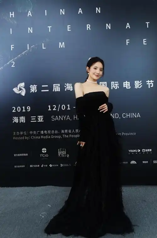 赖雨蒙出席海南岛国际电影节02复古黑天鹅礼服优雅大气