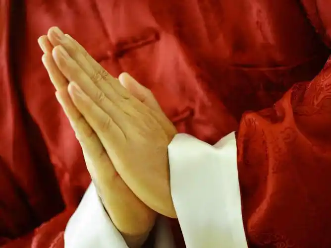 仅一个人,仅一个中年男性,祝福,黄种人,虔诚,红色,祈祷,双手合十,手部