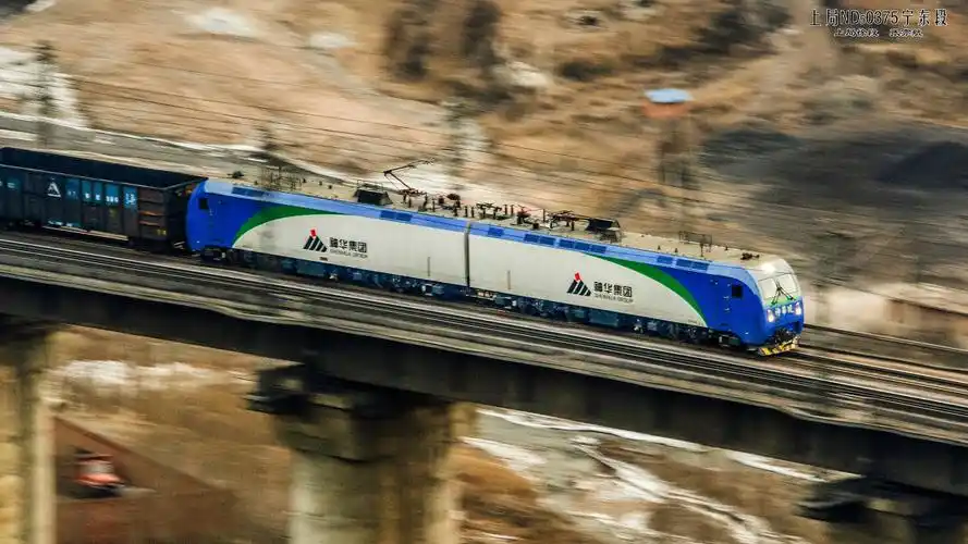 飞驰在朔黄线上的神华号电力机车