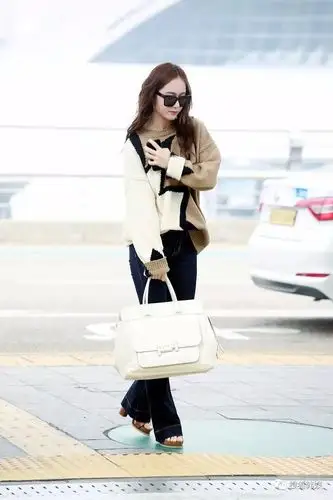 机场时尚的标杆krystal郑秀晶亮相机场出席米兰时装周