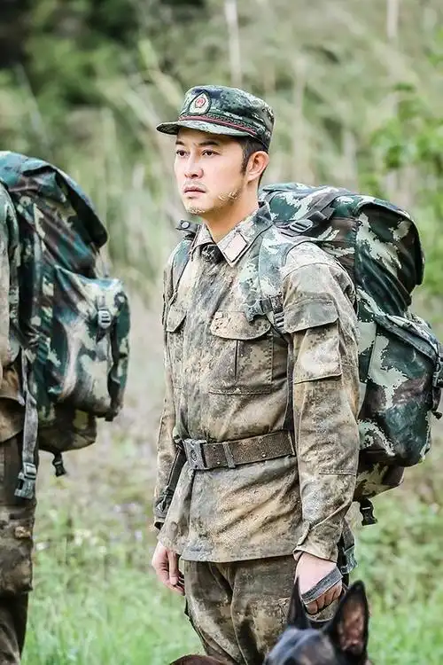 沙溢穿军装诠释热血男儿范