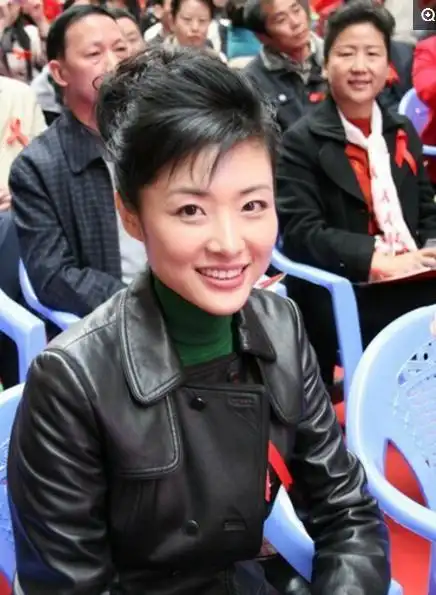 周涛青涩照,倪萍时髦照,王小丫青春靓丽照, 还有朱迅美人胚子照