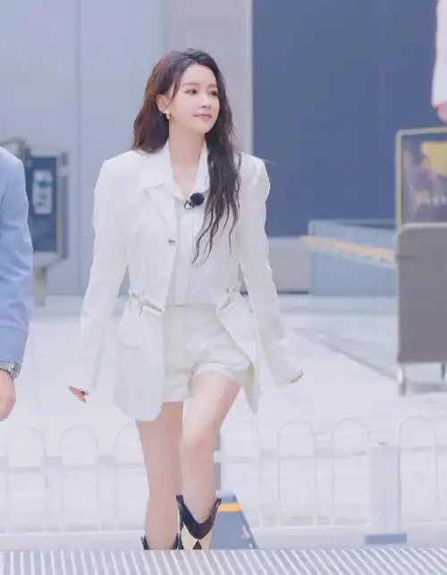 孙怡三里屯白色西装路透
