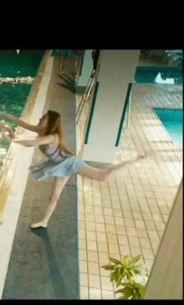 看到这一幕就想起来,刘亦菲你不愧是为剧练过芭蕾舞的!