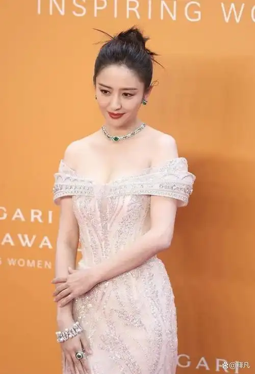 舒淇佟丽娅周涛娜扎红毯性感争艳!范丞丞许凯西装帅气