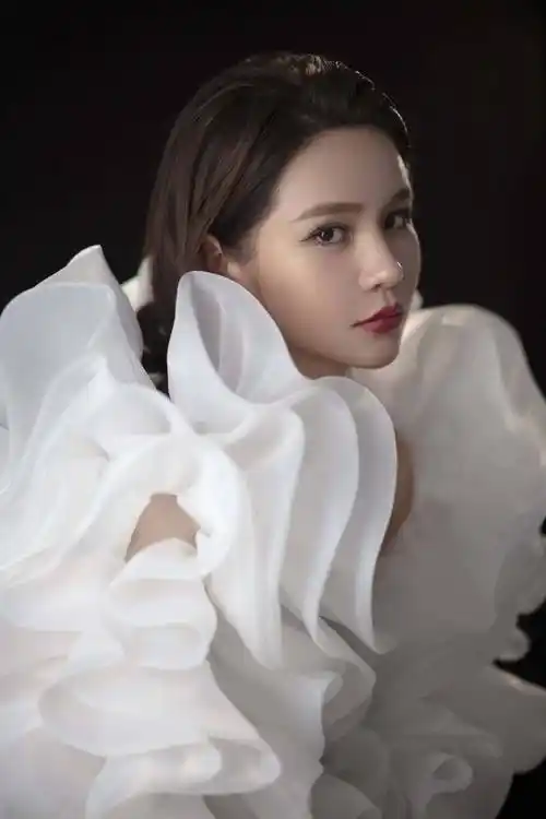 邱意浓迷幻写真曝光 缱绻光影散发魅惑气息-影圈焦点新闻的专栏