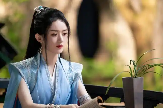 赵丽颖晒撑伞照#赵丽颖 在新剧《与凤行》中的撑伞剧照,展现了独特的