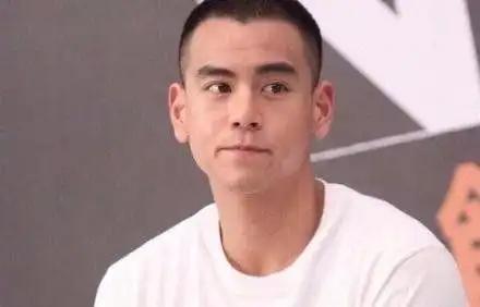 肌肉男彭于晏也有光头的造型,黑白照男性荷尔蒙爆表.