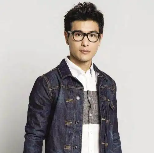 tvb影帝陈展鹏宣布结婚喜讯,迎娶小13岁娇妻,网友:要幸福