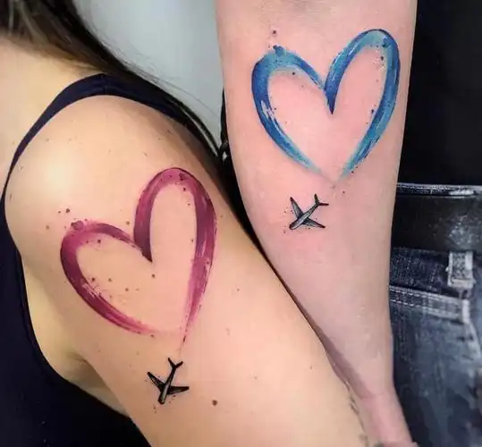 一组时髦的情侣手臂纹身图案情侣手臂纹身