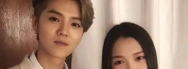 她还在《跑男》中饰演英语老师,并与baby,鹿晗,李晨等众多明星合影.