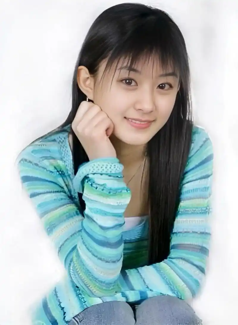 刚出道时的赵丽颖,面容青涩,眼神充满对未来的憧憬,演技虽略显稚嫩,但