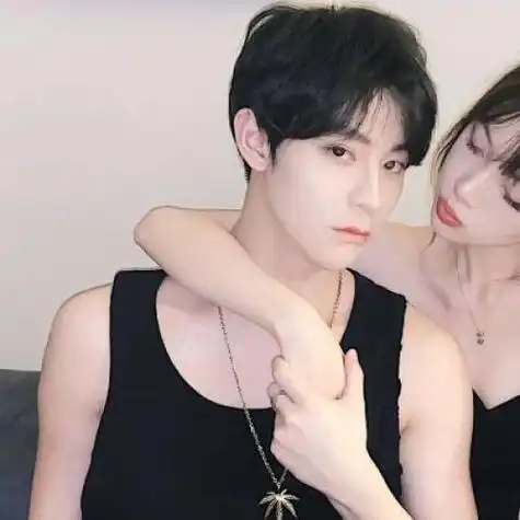 幸福拥抱在一起的情侣头像一对