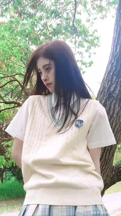 鞠婧祎白衬衫格子裙校园风像一朵百合花,风中摇曳,美好纯洁