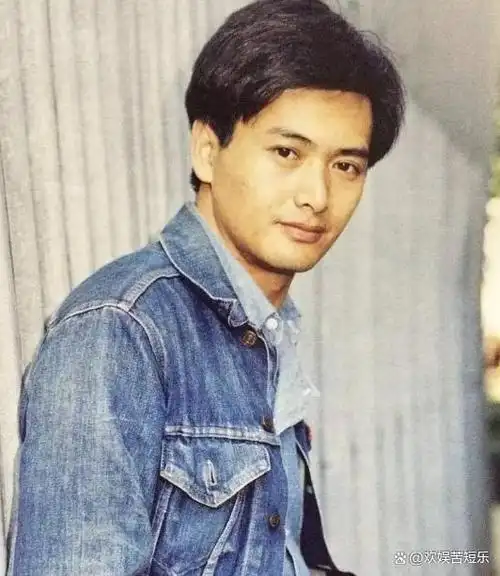 中国最帅气的两位男明星之一是周润发,他展现了令人钦佩的行为.