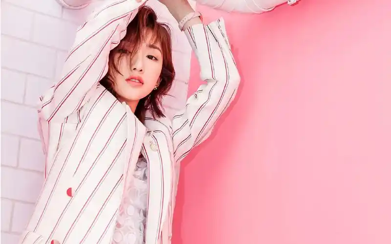 毛晓彤粉嫩甜美写真图片桌面壁纸