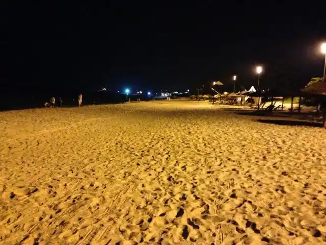 晚上沙滩的灯光也很亮