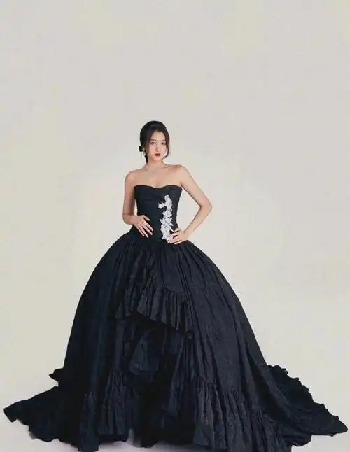 关晓彤今晚生图还能翻车?穿黑天鹅礼服走电影节红毯,终于是主角