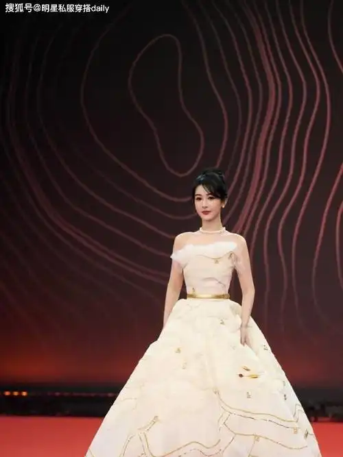 杨紫两套高定行头20万金色蝴蝶闪闪发光白色蓬蓬裙宛若公主