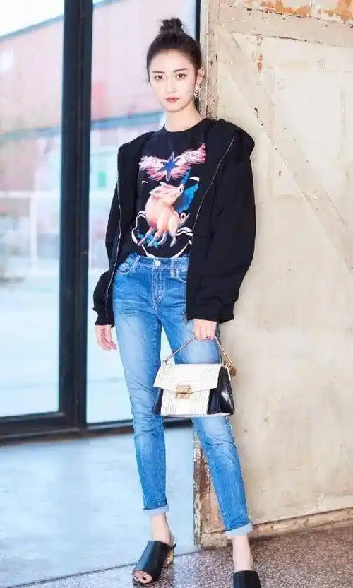 陈钰琪将牛仔裤剪成了几何体?刚好和靴子完美嵌入,难怪有逆天腿
