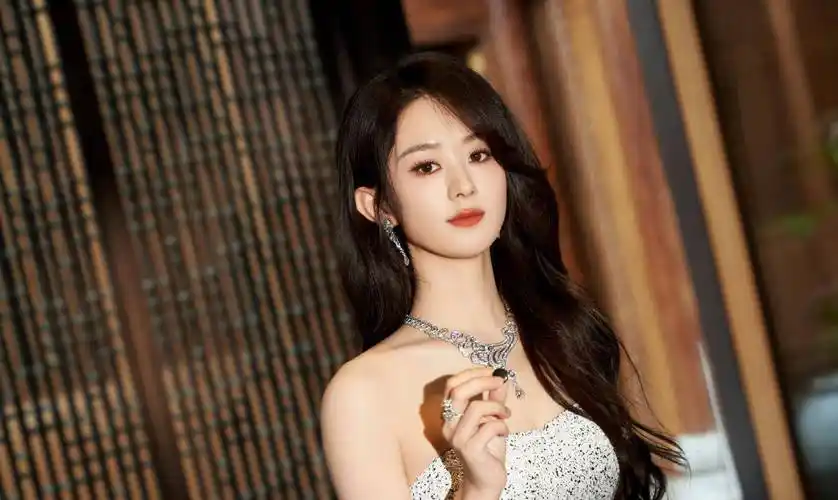 赵丽颖出席代言品牌活动晚宴,身穿抹胸星光高定礼裙,优雅又明艳